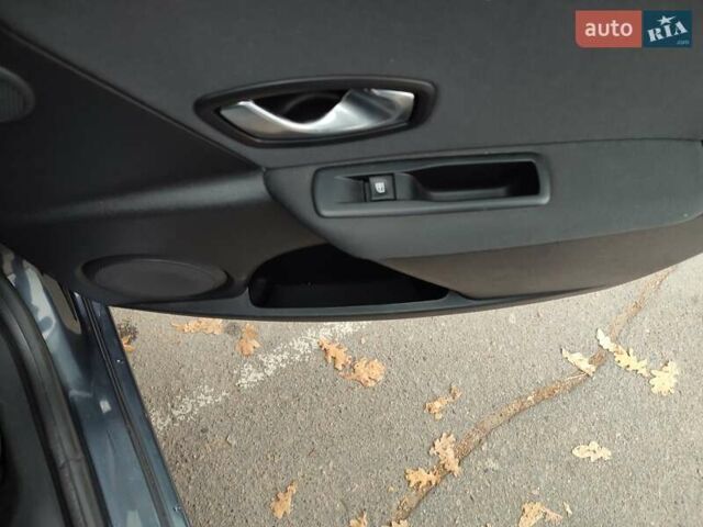 Серый Рено Меган, объемом двигателя 1.4 л и пробегом 250 тыс. км за 7500 $, фото 192 на Automoto.ua