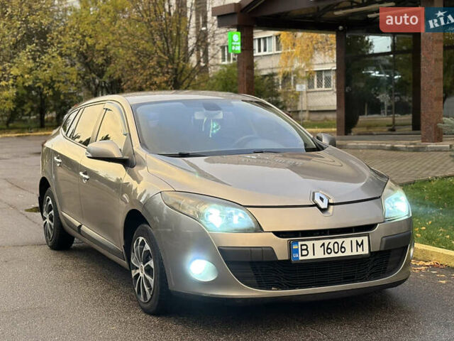 Рено Меган 2010 у Кременчуге на Automoto.ua Сірий Рено Меган, об'ємом двигуна 1.46 л та пробігом 300 тис. км за 6999 $, фото 18 на Automoto.ua