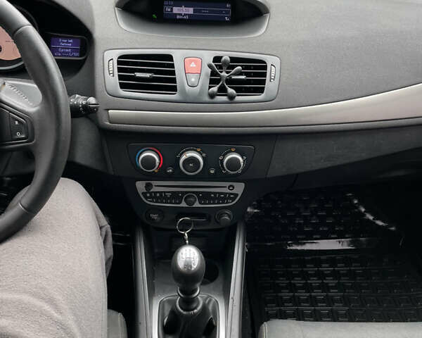 Рено Меган 2010 в Василькове на Automoto.ua Серый Рено Меган, объемом двигателя 1.46 л и пробегом 322 тыс. км за 6000 $, фото 21 на Automoto.ua