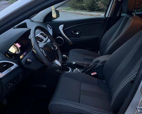 Серый Рено Меган, объемом двигателя 1.6 л и пробегом 215 тыс. км за 7600 $, фото 21 на Automoto.ua