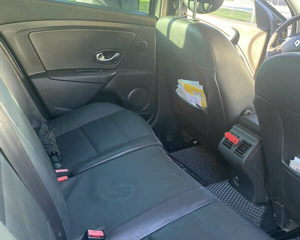 Серый Рено Меган, объемом двигателя 2 л и пробегом 245 тыс. км за 7900 $, фото 16 на Automoto.ua