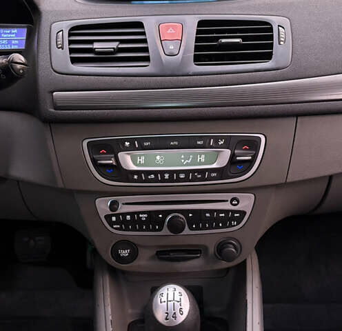 Рено Меган 2010 у Кременчуге на Automoto.ua Сірий Рено Меган, об'ємом двигуна 1.46 л та пробігом 300 тис. км за 6999 $, фото 29 на Automoto.ua