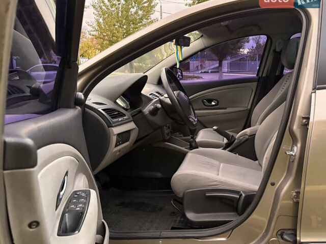 Рено Меган 2010 у Кременчуге на Automoto.ua Сірий Рено Меган, об'ємом двигуна 1.46 л та пробігом 300 тис. км за 6999 $, фото 33 на Automoto.ua