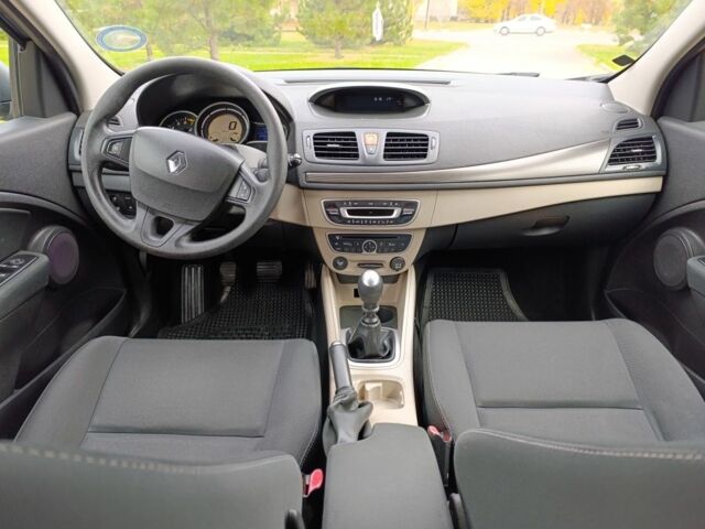 Серый Рено Меган, объемом двигателя 0 л и пробегом 218 тыс. км за 7300 $, фото 3 на Automoto.ua