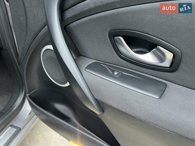 Серый Рено Меган, объемом двигателя 1.6 л и пробегом 182 тыс. км за 7800 $, фото 73 на Automoto.ua