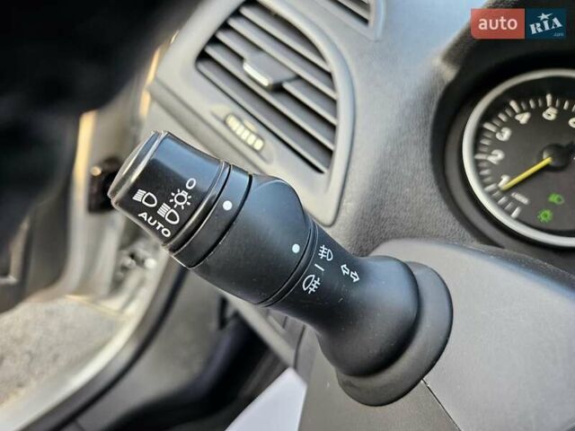 Серый Рено Меган, объемом двигателя 1.6 л и пробегом 195 тыс. км за 7850 $, фото 103 на Automoto.ua