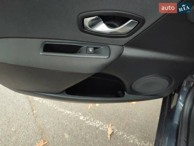 Серый Рено Меган, объемом двигателя 1.4 л и пробегом 250 тыс. км за 7500 $, фото 191 на Automoto.ua