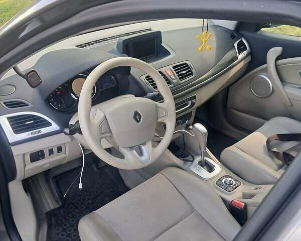 Серый Рено Меган, объемом двигателя 2 л и пробегом 255 тыс. км за 8000 $, фото 2 на Automoto.ua