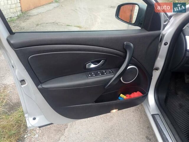 Рено Меган 2010 в Житомире на Automoto.ua Серый Рено Меган, объемом двигателя 1.5 л и пробегом 230 тыс. км за 7440 $, фото 10 на Automoto.ua