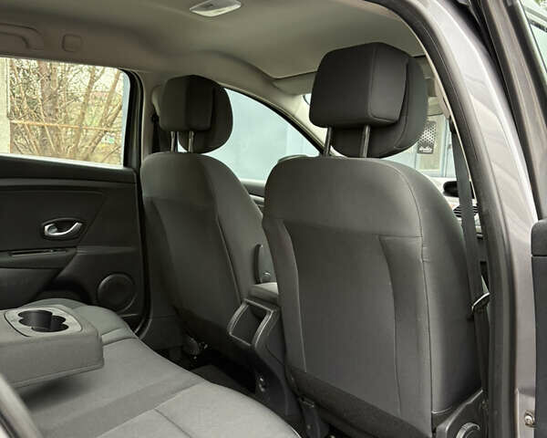 Сірий Рено Меган, об'ємом двигуна 1.6 л та пробігом 227 тис. км за 7300 $, фото 44 на Automoto.ua