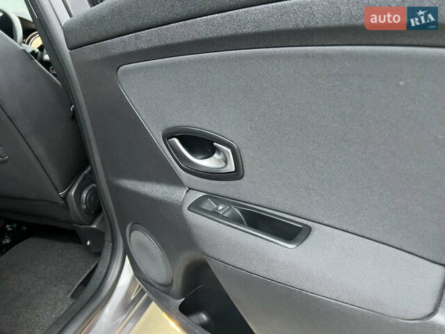 Серый Рено Меган, объемом двигателя 1.6 л и пробегом 182 тыс. км за 7800 $, фото 67 на Automoto.ua