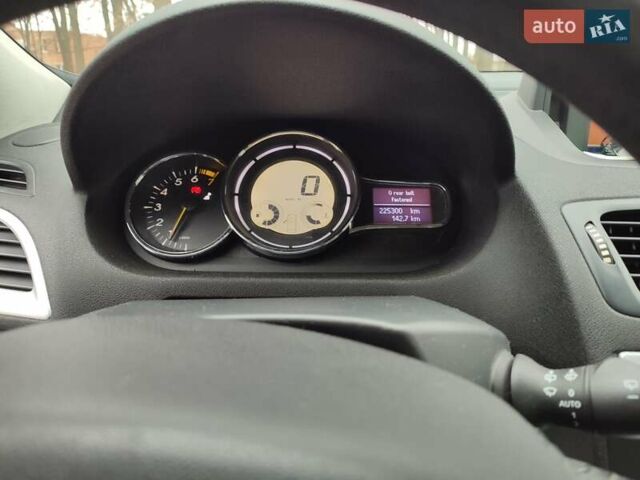 Серый Рено Меган, объемом двигателя 1.4 л и пробегом 250 тыс. км за 7500 $, фото 131 на Automoto.ua