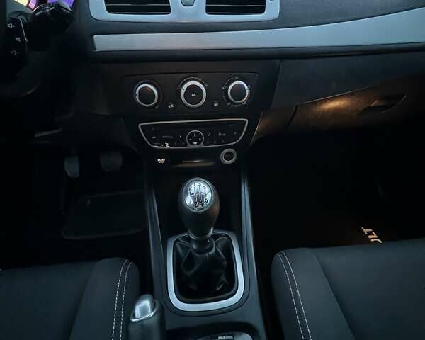 Серый Рено Меган, объемом двигателя 1.6 л и пробегом 215 тыс. км за 7600 $, фото 14 на Automoto.ua