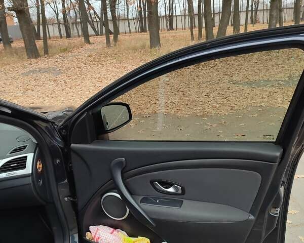 Серый Рено Меган, объемом двигателя 1.4 л и пробегом 250 тыс. км за 7500 $, фото 156 на Automoto.ua