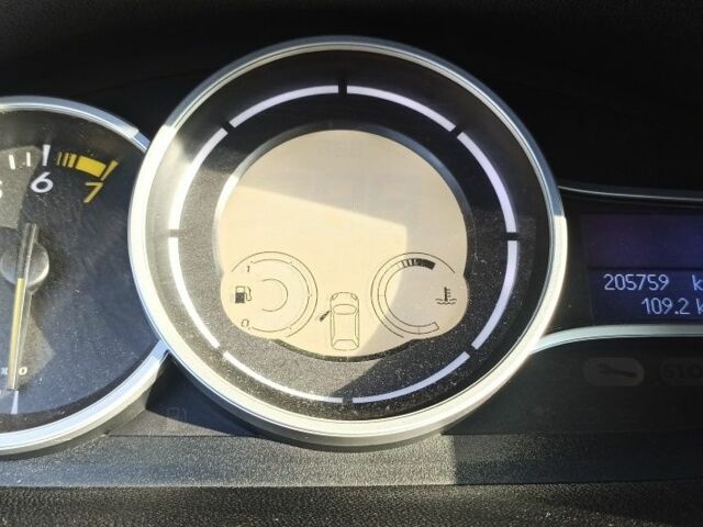 Серый Рено Меган, объемом двигателя 0 л и пробегом 205 тыс. км за 7200 $, фото 7 на Automoto.ua