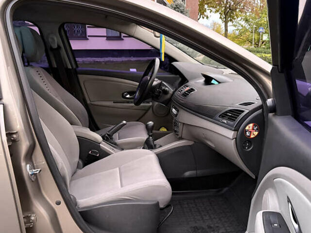 Рено Меган 2010 у Кременчуге на Automoto.ua Сірий Рено Меган, об'ємом двигуна 1.46 л та пробігом 300 тис. км за 6999 $, фото 32 на Automoto.ua