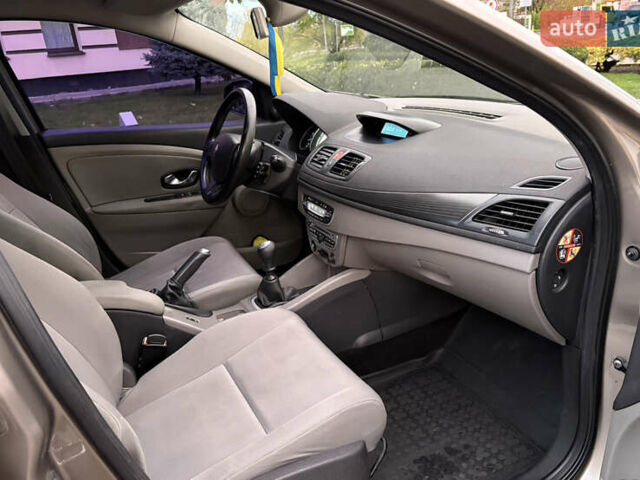 Рено Меган 2010 у Кременчуге на Automoto.ua Сірий Рено Меган, об'ємом двигуна 1.46 л та пробігом 300 тис. км за 6999 $, фото 35 на Automoto.ua