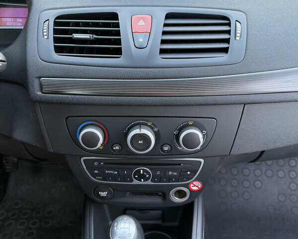 Сірий Рено Меган, об'ємом двигуна 1.6 л та пробігом 195 тис. км за 7850 $, фото 38 на Automoto.ua