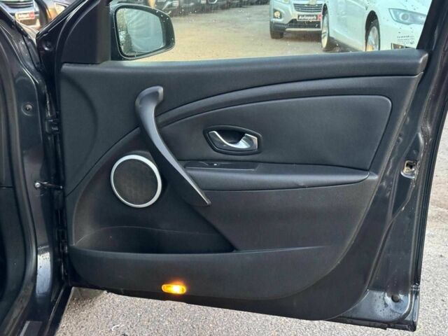 Серый Рено Меган, объемом двигателя 1.9 л и пробегом 297 тыс. км за 6690 $, фото 20 на Automoto.ua