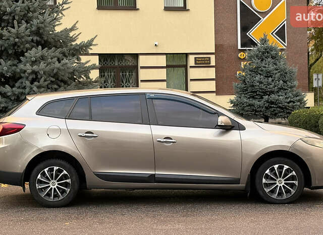 Рено Меган 2010 у Кременчуге на Automoto.ua Сірий Рено Меган, об'ємом двигуна 1.46 л та пробігом 300 тис. км за 6999 $, фото 1 на Automoto.ua