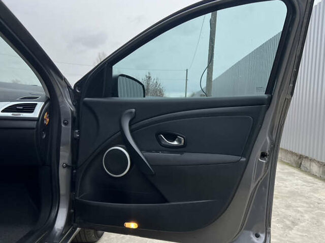 Серый Рено Меган, объемом двигателя 1.6 л и пробегом 182 тыс. км за 7800 $, фото 72 на Automoto.ua