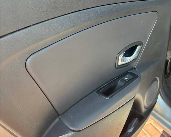 Серый Рено Меган, объемом двигателя 1.46 л и пробегом 330 тыс. км за 5300 $, фото 16 на Automoto.ua