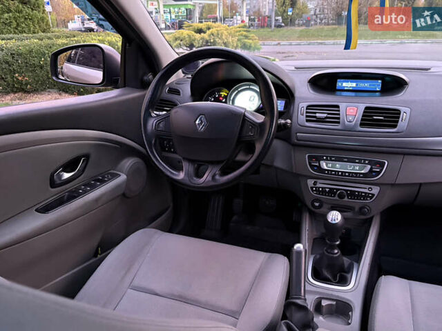 Рено Меган 2010 у Кременчуге на Automoto.ua Сірий Рено Меган, об'ємом двигуна 1.46 л та пробігом 300 тис. км за 6999 $, фото 30 на Automoto.ua