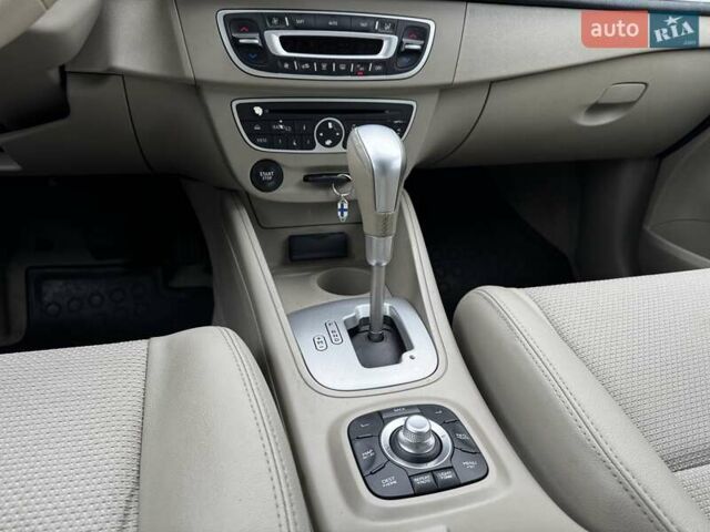 Серый Рено Меган, объемом двигателя 2 л и пробегом 260 тыс. км за 7800 $, фото 16 на Automoto.ua