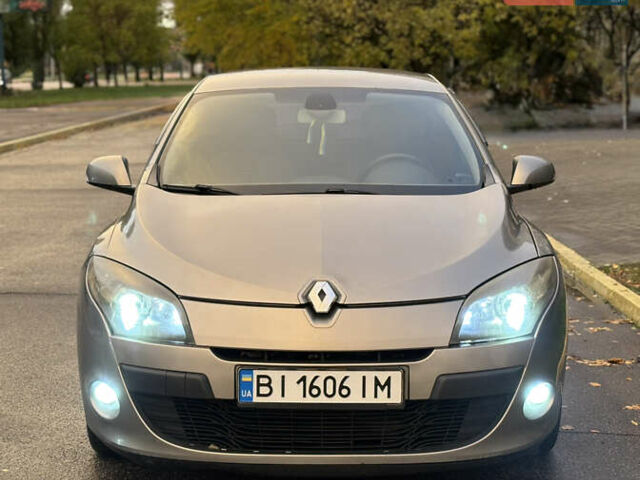 Рено Меган 2010 у Кременчуге на Automoto.ua Сірий Рено Меган, об'ємом двигуна 1.46 л та пробігом 300 тис. км за 6999 $, фото 11 на Automoto.ua