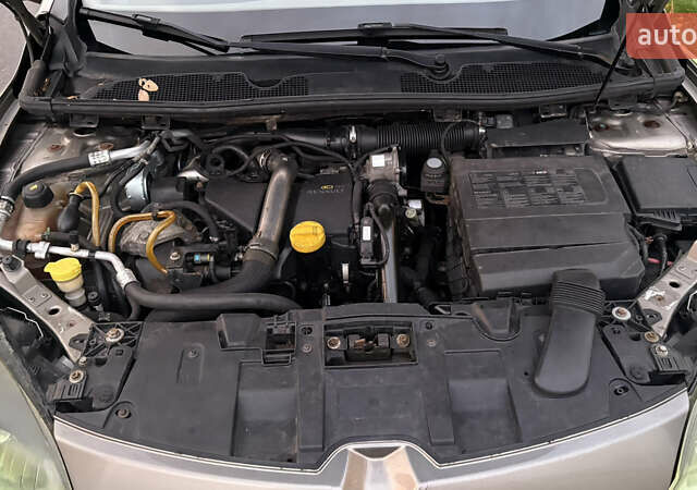 Рено Меган 2010 у Кременчуге на Automoto.ua Сірий Рено Меган, об'ємом двигуна 1.46 л та пробігом 300 тис. км за 6999 $, фото 25 на Automoto.ua
