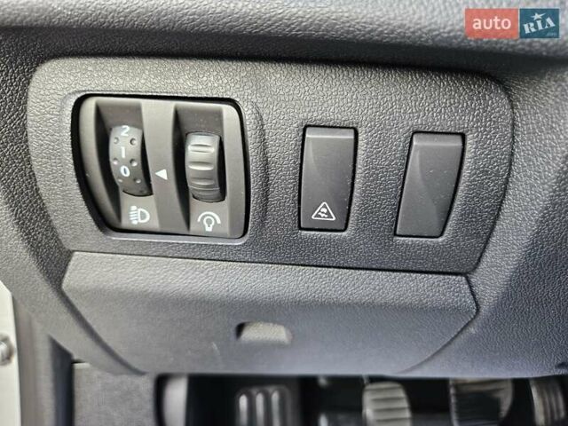 Серый Рено Меган, объемом двигателя 1.6 л и пробегом 195 тыс. км за 7850 $, фото 102 на Automoto.ua