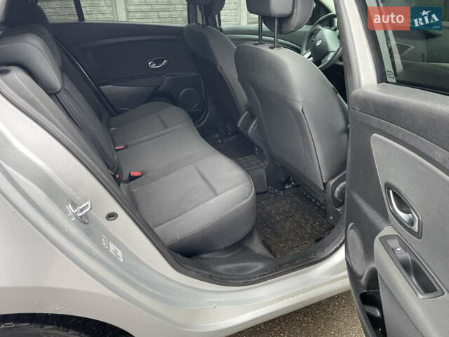 Рено Меган 2010 в Василькове на Automoto.ua Серый Рено Меган, объемом двигателя 1.46 л и пробегом 322 тыс. км за 6000 $, фото 12 на Automoto.ua