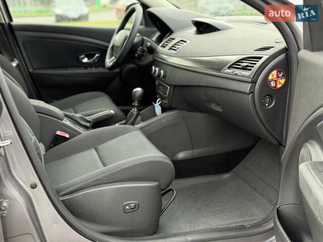 Серый Рено Меган, объемом двигателя 1.6 л и пробегом 227 тыс. км за 6550 $, фото 27 на Automoto.ua