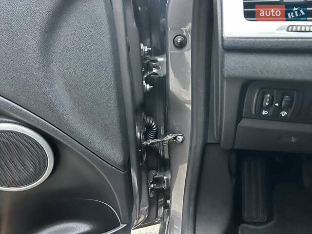 Серый Рено Меган, объемом двигателя 1.6 л и пробегом 182 тыс. км за 7800 $, фото 90 на Automoto.ua