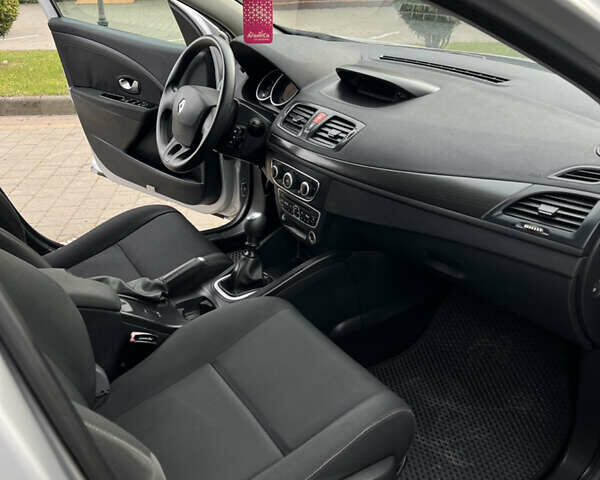 Серый Рено Меган, объемом двигателя 1.5 л и пробегом 265 тыс. км за 5499 $, фото 13 на Automoto.ua