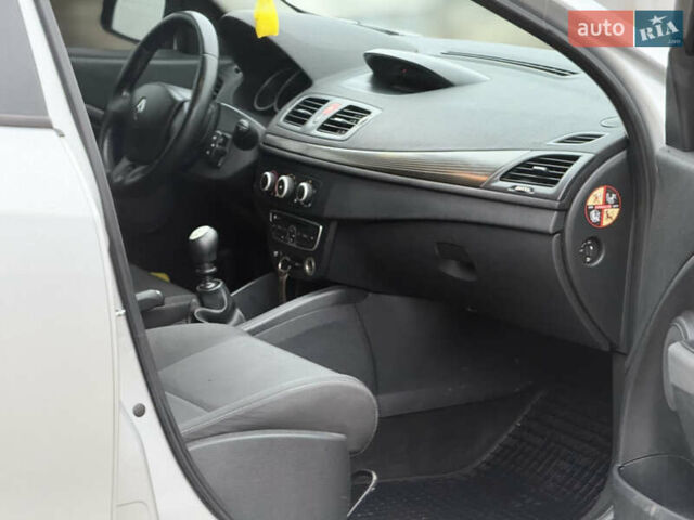 Серый Рено Меган, объемом двигателя 1.9 л и пробегом 286 тыс. км за 5650 $, фото 19 на Automoto.ua