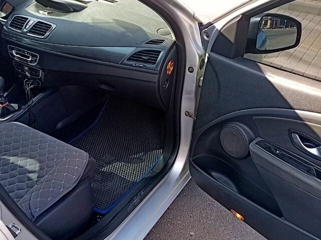 Серый Рено Меган, объемом двигателя 1.5 л и пробегом 226 тыс. км за 7000 $, фото 3 на Automoto.ua