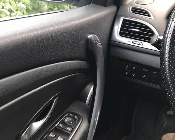 Рено Меган 2011 в Любаре на Automoto.ua Серый Рено Меган, объемом двигателя 1.46 л и пробегом 308 тыс. км за 6800 $, фото 39 на Automoto.ua