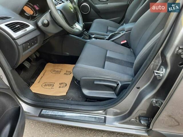 Серый Рено Меган, объемом двигателя 1.6 л и пробегом 194 тыс. км за 8100 $, фото 39 на Automoto.ua