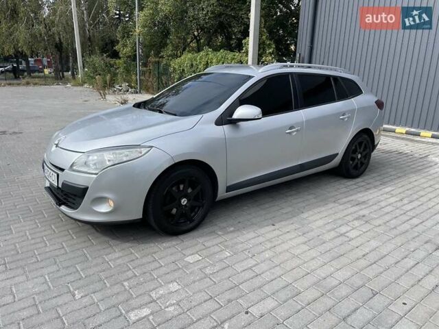 Рено Меган 2011 в Днепре (Днепропетровске) на Automoto.ua Серый Рено Меган, объемом двигателя 1.5 л и пробегом 235 тыс. км за 5999 $, фото 2 на Automoto.ua