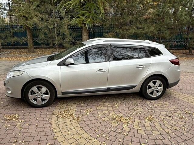 Рено Меган 2011 в Запорожье на Automoto.ua Серый Рено Меган, объемом двигателя 1.5 л и пробегом 251 тыс. км за 6400 $, фото 6 на Automoto.ua