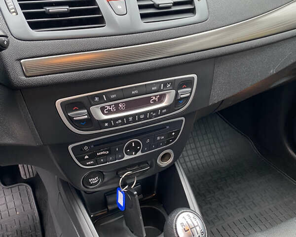 Серый Рено Меган, объемом двигателя 1.5 л и пробегом 277 тыс. км за 6999 $, фото 31 на Automoto.ua