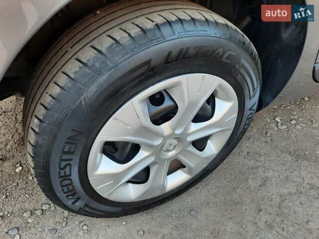 Серый Рено Меган, объемом двигателя 1.6 л и пробегом 201 тыс. км за 7700 $, фото 78 на Automoto.ua