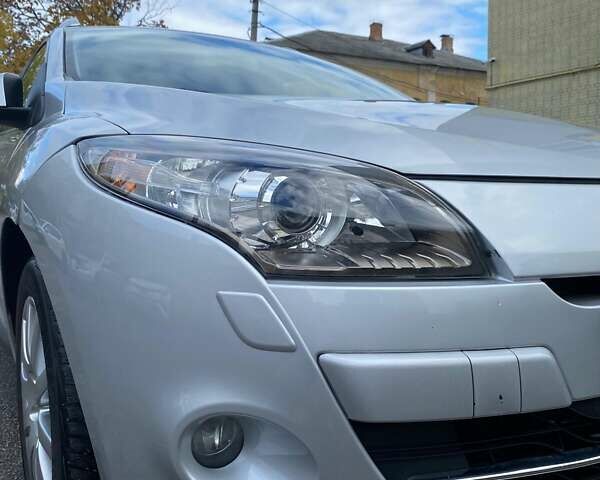 Сірий Рено Меган, об'ємом двигуна 2 л та пробігом 260 тис. км за 9899 $, фото 3 на Automoto.ua