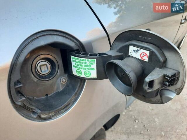 Серый Рено Меган, объемом двигателя 1.6 л и пробегом 201 тыс. км за 7700 $, фото 77 на Automoto.ua