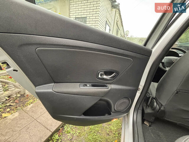 Рено Меган 2011 у Мироновке на Automoto.ua Сірий Рено Меган, об'ємом двигуна 1.46 л та пробігом 316 тис. км за 6600 $, фото 16 на Automoto.ua