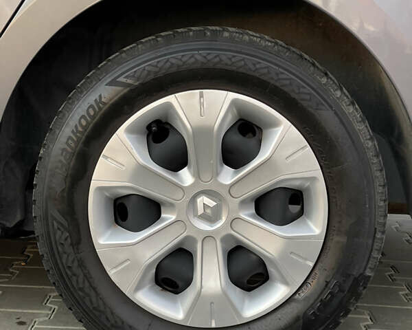 Серый Рено Меган, объемом двигателя 1.6 л и пробегом 107 тыс. км за 7800 $, фото 32 на Automoto.ua