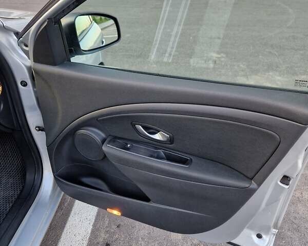 Сірий Рено Меган, об'ємом двигуна 1.5 л та пробігом 288 тис. км за 7100 $, фото 25 на Automoto.ua