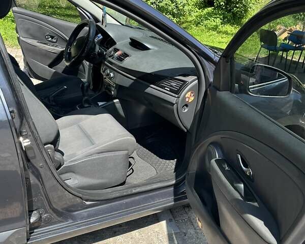 Сірий Рено Меган, об'ємом двигуна 1.46 л та пробігом 300 тис. км за 6600 $, фото 3 на Automoto.ua