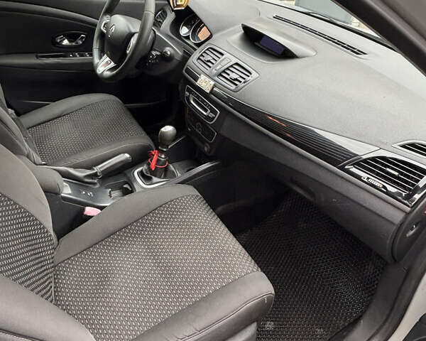 Рено Меган 2011 у Мироновке на Automoto.ua Сірий Рено Меган, об'ємом двигуна 1.46 л та пробігом 316 тис. км за 6600 $, фото 12 на Automoto.ua